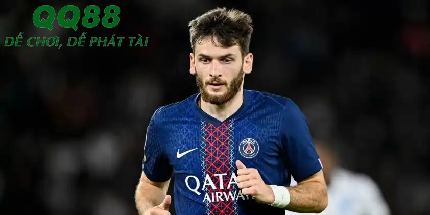Kvaratskhelia là 1 trong những ngôi sao thi đấu nổi bật nhất của PSG mùa này (Ảnh: Givemesport).